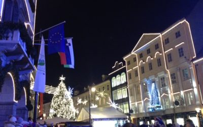 Otroški pevski zbor Kosi žvrgolel pred ljubljansko mestno hišo
